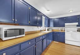 Seven Bells Cottage · Seven Bells Cottage- Close to Ocean!