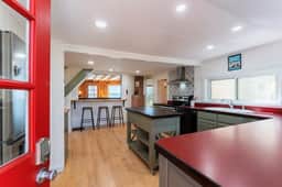 Sandy Point Cottage - Oceanfront!
