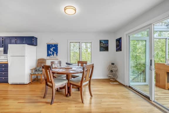 Seven Bells Cottage · Seven Bells Cottage- Close to Ocean!