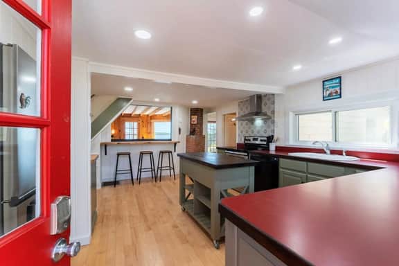 Sandy Point Cottage - Oceanfront!