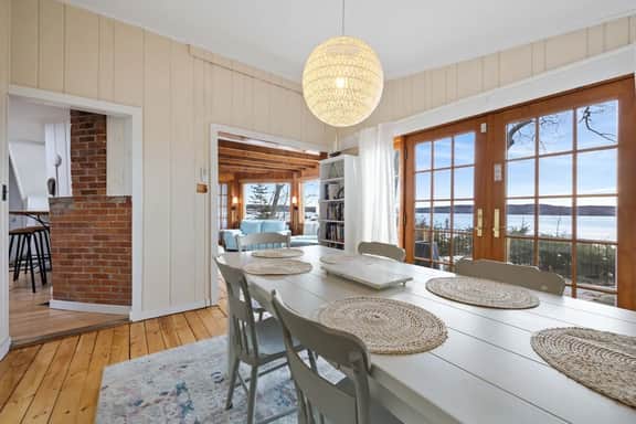 Sandy Point Cottage - Oceanfront!