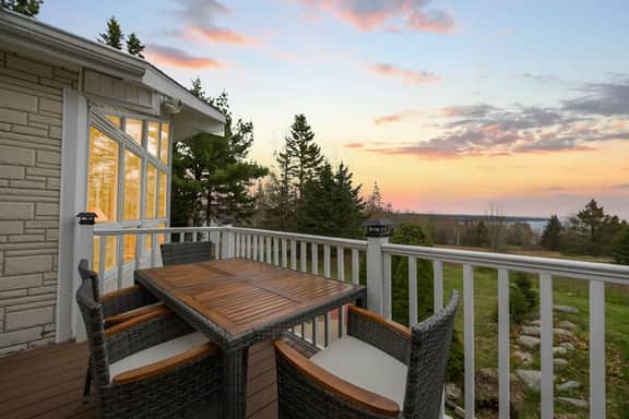 Seaview · Spectacular Ocean View/Whole-House AC/Firepit/Decks