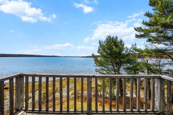 Berry Cove Cottage · Berry Cove Cottage-Oceanfront!