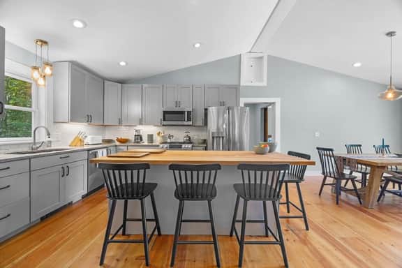 Pine Hill Cottage · Serene Pondside Cottage w/Private Island Cam