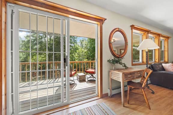 Cabin on Noyes Pond  · Rustic and Stylish Cabin on Stunning Sere