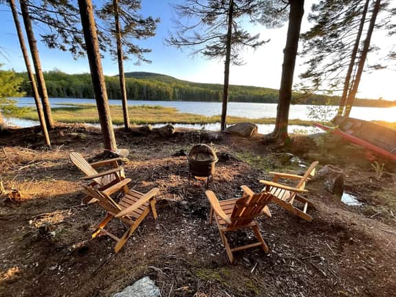 Cabin on Noyes Pond  · Rustic and Stylish Cabin on Stunning Sere