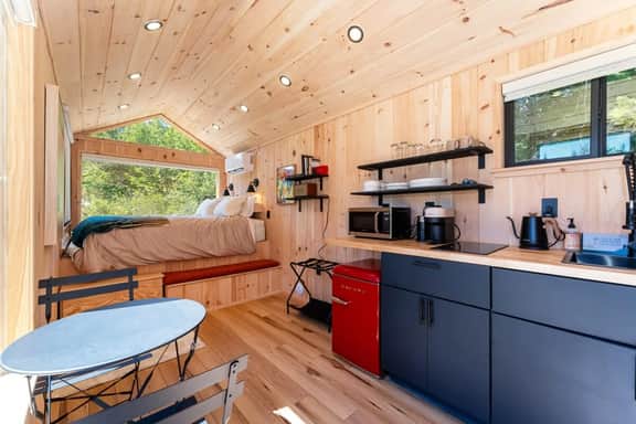 Aurora Nook · Aurora Nook-Cabin w/Shower & Queen Bed