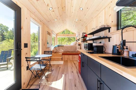 Aurora Nook · Aurora Nook-Cabin w/Shower & Queen Bed