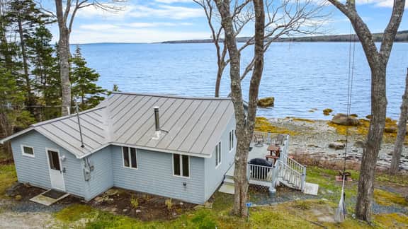 Tide's Edge Cottage · Tide's Edge-New Oceanfront!