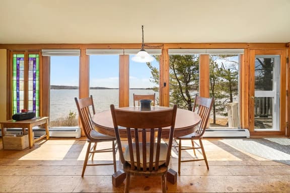 Berry Cove Cottage · Berry Cove Cottage-Oceanfront!