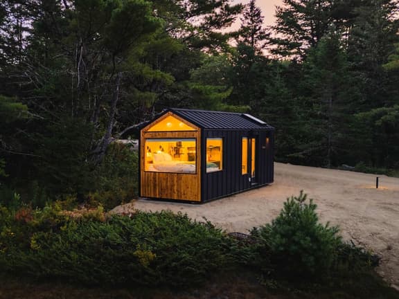Aurora Nook · Aurora Nook-Cabin w/Shower & Queen Bed